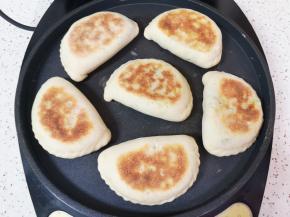 大概6分钟左右，韭菜鸡蛋盒子就熟了。 