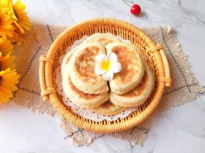 烙好的韭菜鸡蛋盒子外脆内软。 