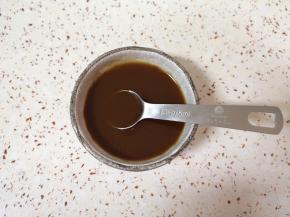 小碗里加入1勺葱伴侣甜面酱， 再加入1勺葱伴侣豆瓣酱，加入小半碗纯净水搅拌均匀，调成酱汁备用。  