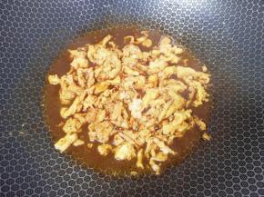 加入调好的酱汁，翻炒至汤汁浓稠关火，盛出备用。 