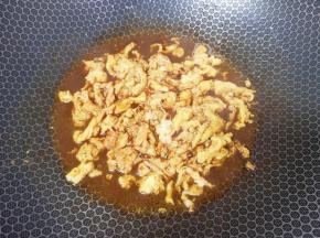 加入调好的酱汁，翻炒至汤汁浓稠关火，盛出备用。 