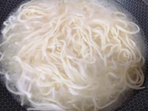 锅内放水烧开，下入鲜面条煮熟。 