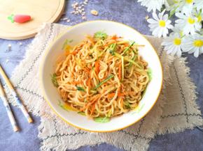 根据自己的口味加入适量的油泼辣子。