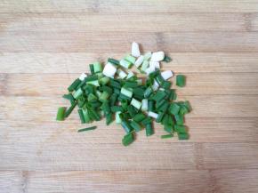 小葱洗干净切成小段。 