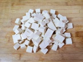 豆腐冲洗一下切成小块。 