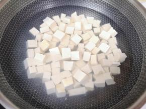 锅里放水烧开，下入豆腐焯水，捞出用凉水冲一下控干水分备用。