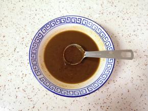 小碗里加入一大勺葱伴侣辣椒酱， 再加入两大勺葱伴侣豆瓣酱， 加入2大勺温水搅拌均匀。 