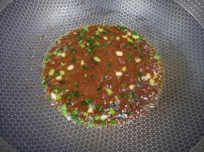 加入调好的酱料炒出香味。 