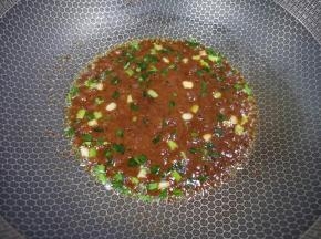 加入调好的酱料炒出香味。 