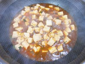 加入一碗开水烧开，转小火煮10分钟。 