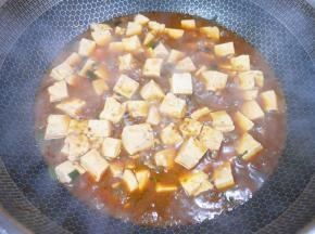 加入一碗开水烧开，转小火煮10分钟。 