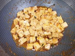 豆腐入味以后大火收汁。 