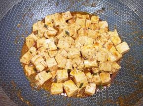 豆腐入味以后大火收汁。 