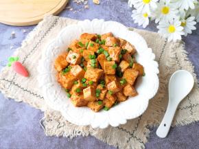 出锅撒上葱花。 