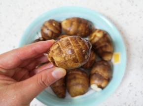 新鲜的芋头仔外表清洗一下。