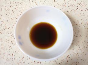 用生抽和细砂糖调一个料汁备用。