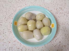 蒸好的芋头仔稍微晾一下。