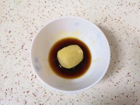 放在调好的料汁里翻动沾满料汁。