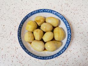 将沾好料汁的芋头仔放在盘子里，剩下的料汁也浇在芋头仔上面。