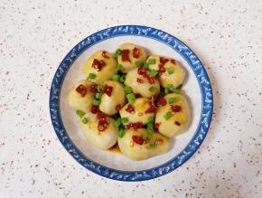 放上辣椒酱，撒上葱花。