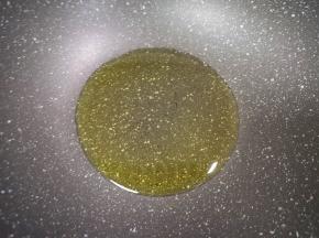 炒锅内倒适量的食用油烧热。