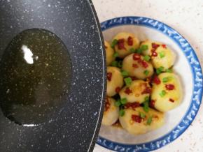 将热油浇在芋头仔上面。