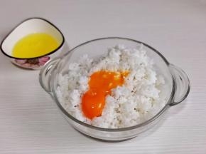 蛋白蛋黄分离，蛋黄放米饭中。