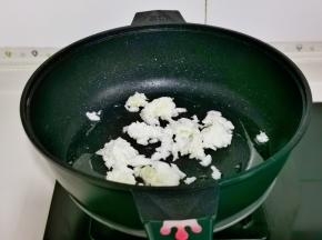 起油锅倒入蛋白炒至凝固盛出备用。