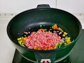 另起油锅加时蔬杂粮，红肠丁。