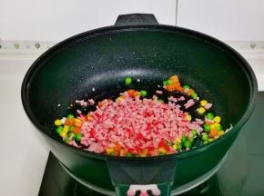 另起油锅加时蔬杂粮，红肠丁。