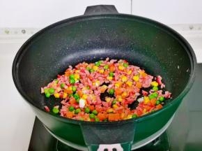 小火翻炒两分钟。