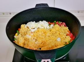 加入蛋黄饭和煎好的蛋白。