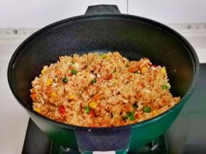 翻炒均匀至米饭粒粒分明。