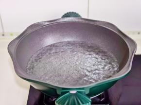 锅中加水加一勺盐烧开。