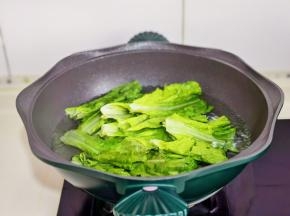 先下油麦菜根部的部分煮30秒。