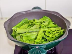 再加入菜叶的部分，大火煮40秒捞出沥干水分。