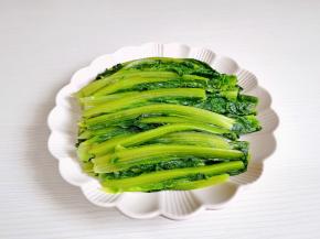 摆入盘中。