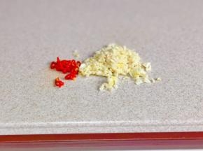 蒜切末，辣椒切段。