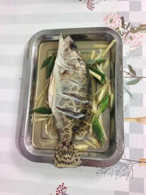 鲫花鱼两面均匀涂抹少许盐，再放入适量的料酒，姜丝，葱叶抓拌均匀腌制10分钟！