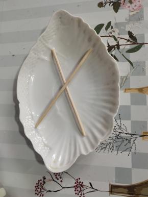 取一个盘子，筷子交叉放在盘底！（也可以放几片生姜，防止鱼粘连！）