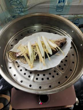 水开，把鲫花鱼放入蒸锅中！