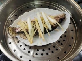 水开，把鲫花鱼放入蒸锅中！