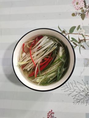 蒸鲫花鱼的时候，我们来吧葱白，葱叶和红辣椒切成细丝，放在清水中浸泡备用！