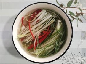 蒸鲫花鱼的时候，我们来吧葱白，葱叶和红辣椒切成细丝，放在清水中浸泡备用！