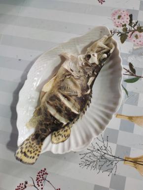 鲫花鱼蒸好了，倒掉蒸鱼的水，把上面的姜丝和葱段捡出来，扔掉！