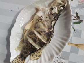 鲫花鱼蒸好了，倒掉蒸鱼的水，把上面的姜丝和葱段捡出来，扔掉！