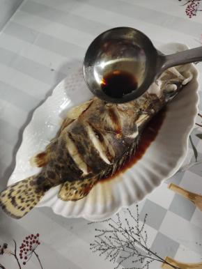 浇上适量的生抽！（有条件的可以浇蒸鱼豉油！）