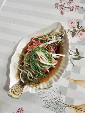 把浸泡好的三丝（葱白丝，葱叶丝，红辣椒丝）捞出来，沥干水分，放在蒸好的鲫花鱼上！淋上烧热的香油即可！