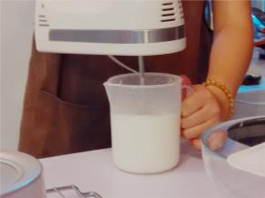 淡奶油用打蛋器打5分发（稍浓稠、有点纹路，可流动），放进冰箱冷藏备用