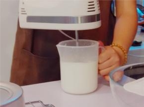 淡奶油用打蛋器打5分发（稍浓稠、有点纹路，可流动），放进冰箱冷藏备用